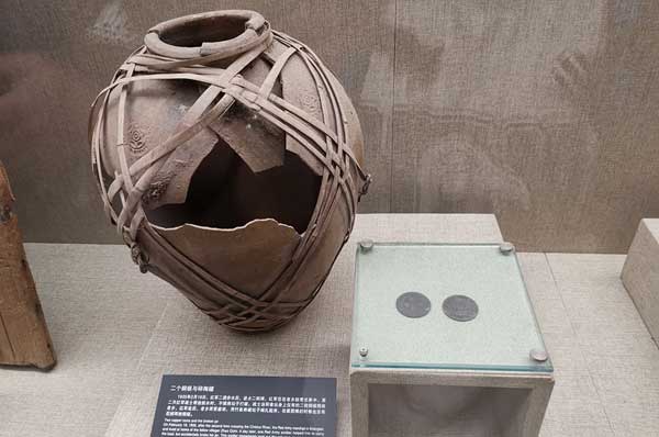 破陶罐和两枚铜板